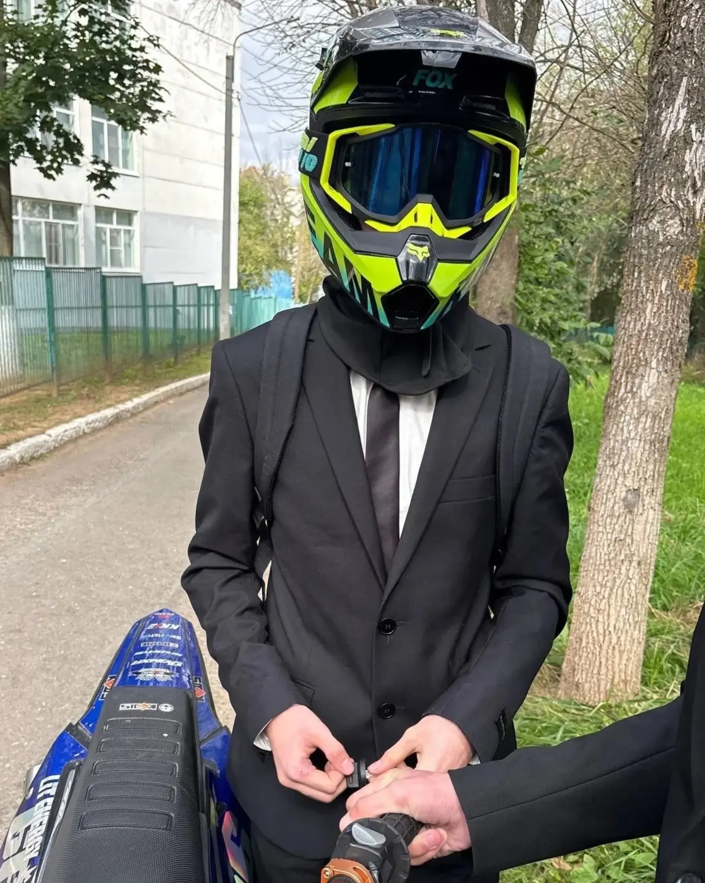 Питбайк у школы