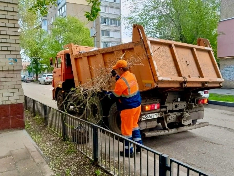 🧹 Убираем территорию района  Сотрудники МБУ «Служба благоустройства Кировского района» проводят мойк