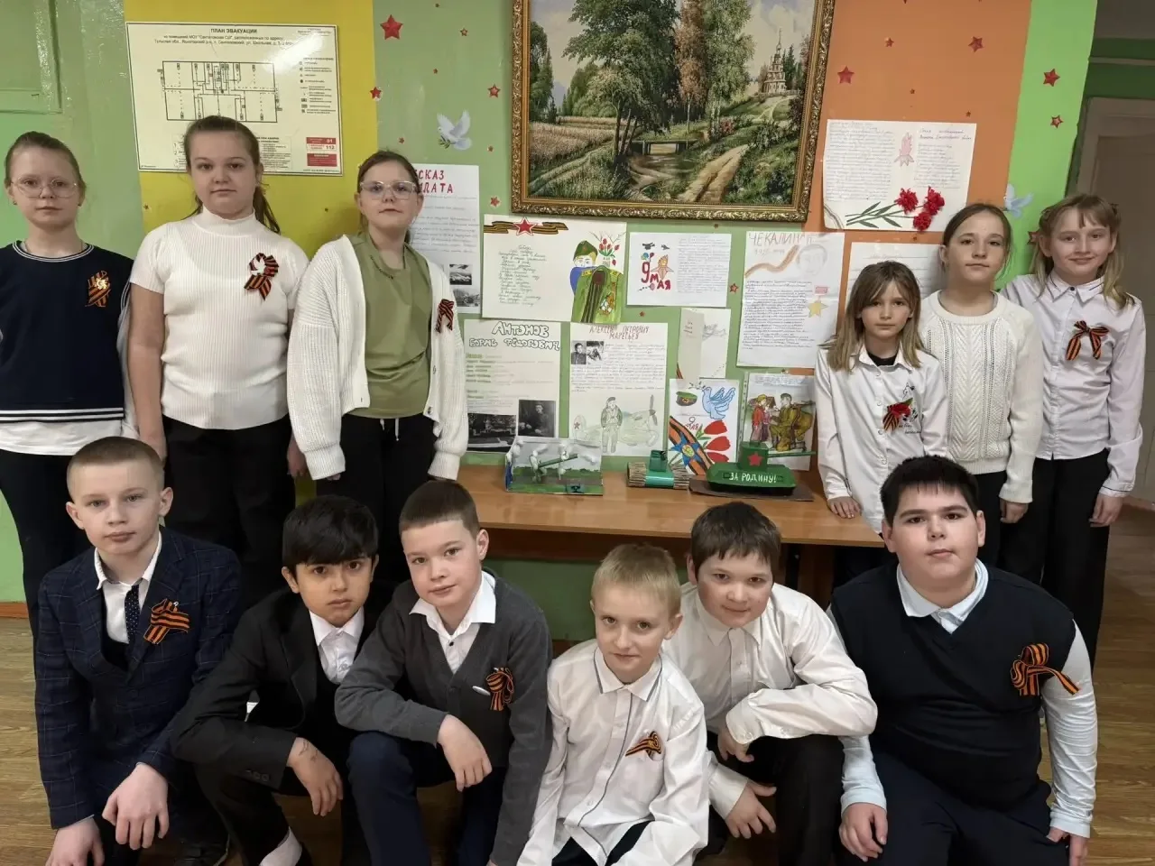 🎖️ Ученики 3‑го класса нашей школы организовали выставку «Подвиг героев бессмертен» — ...