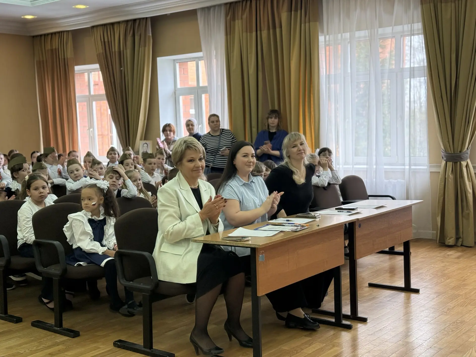 🎶 Ежегодно в нашей школе проходит «Битва хоров» — и каждый раз это событие трогает до глубины души! 