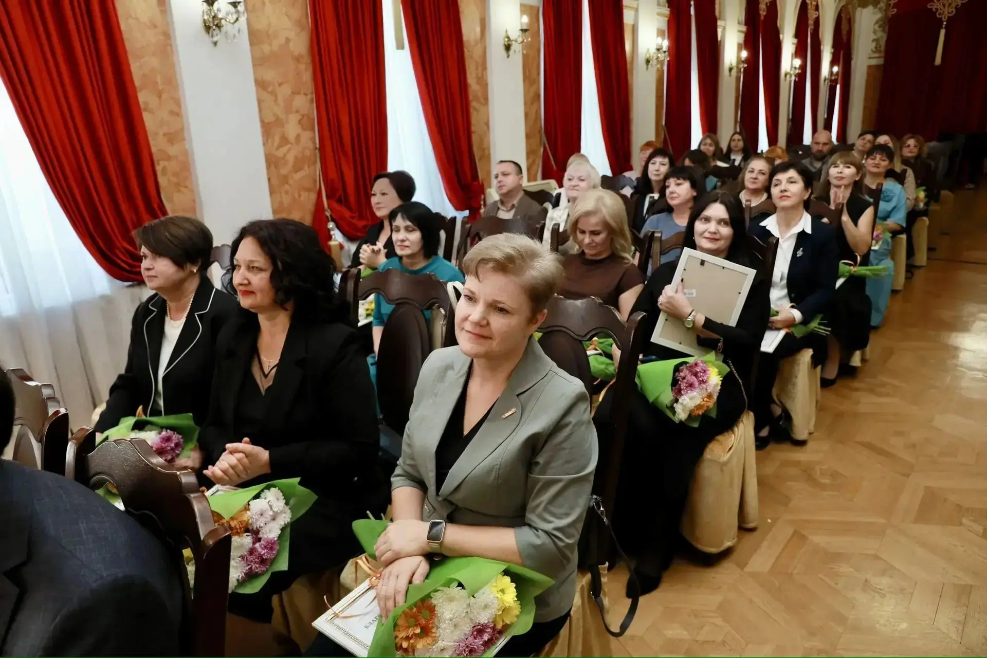 Преподавателя народного пения Мостовской детской школы искусств Наталью Стрельцову нагр...