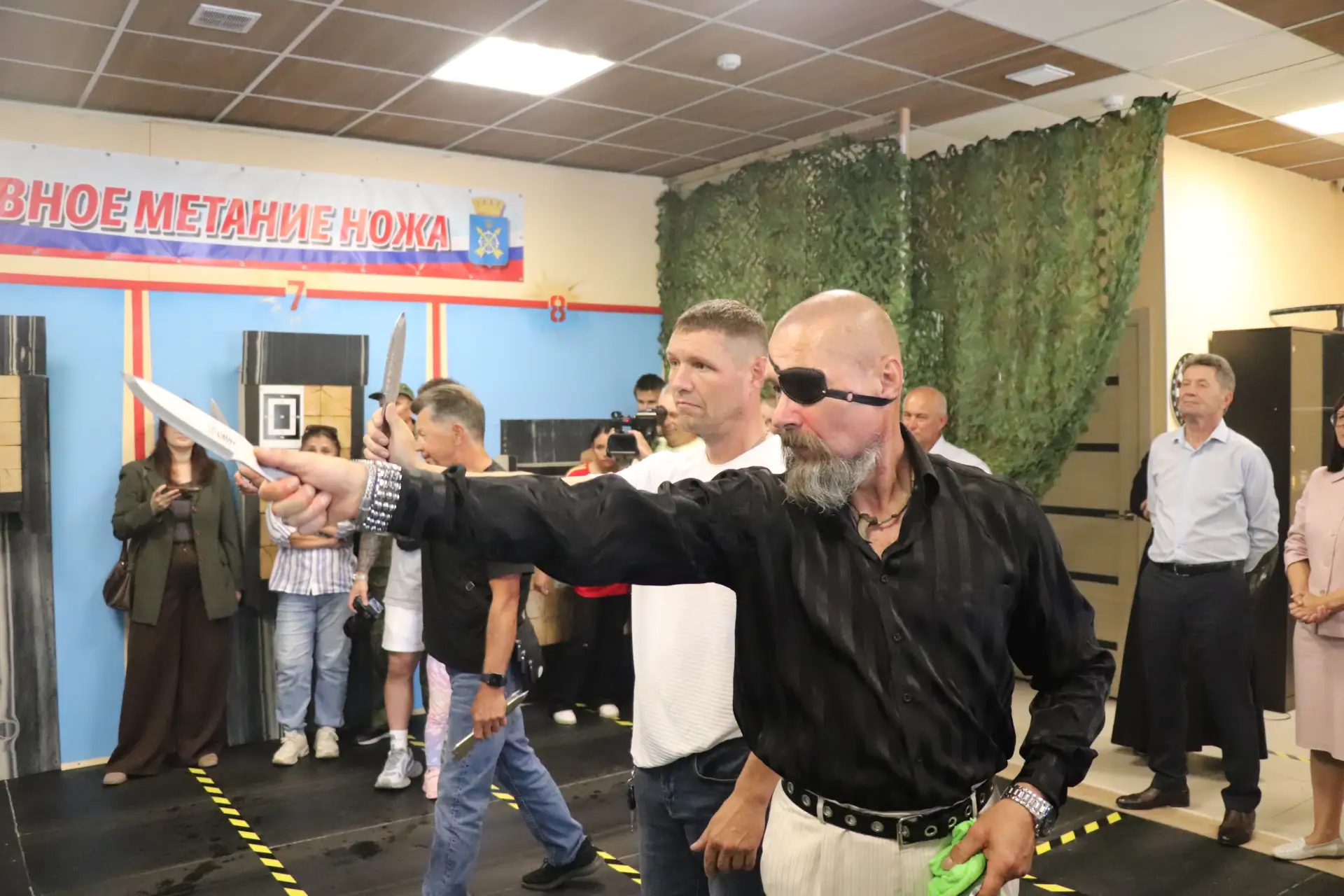 Освоить метание ножа, стрельбу из лука и пневматического оружия взрослым и детям помога...