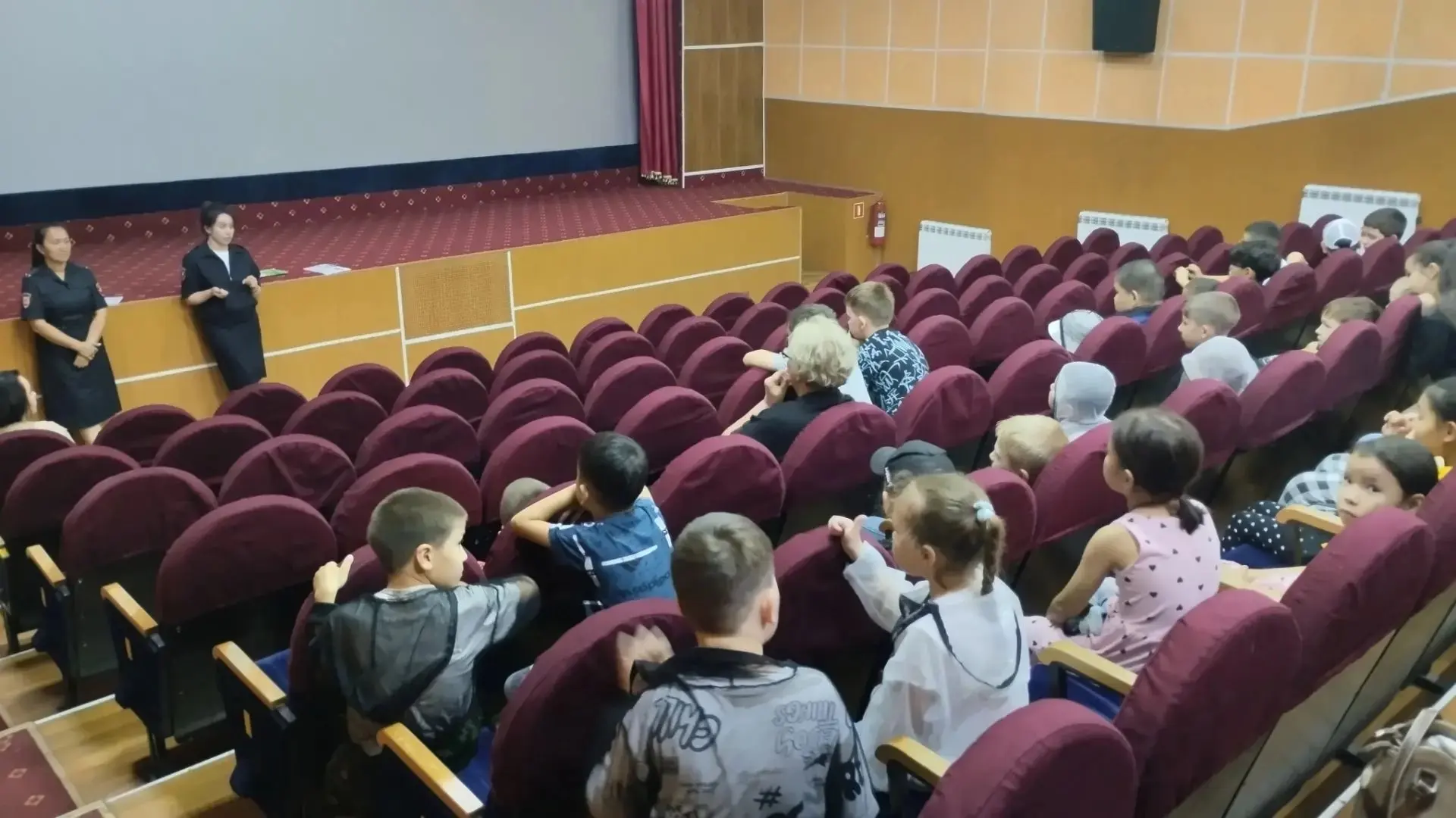 Фильм, фильм,фильм!🎬 

Сегодня участники пришкольного лагеря посетили кинотеатр г. Харабали, где по