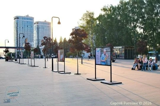 На Центральной площади Ижевска открылась фотовыставка «Счастливые семьи Удмуртии» (0+).