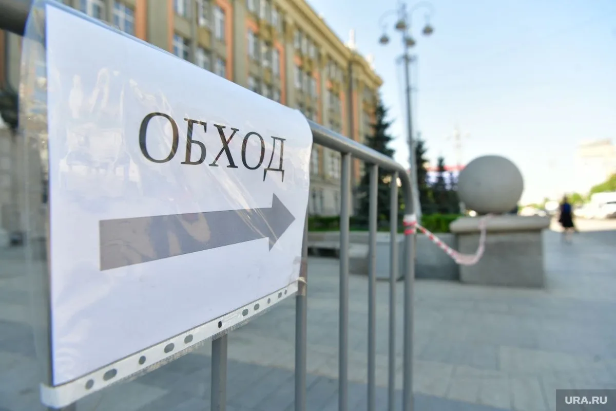 Вход в мэрию Екатеринбурга закрыли после обрушения фасада.  Сейчас в здании действует один вход из т
