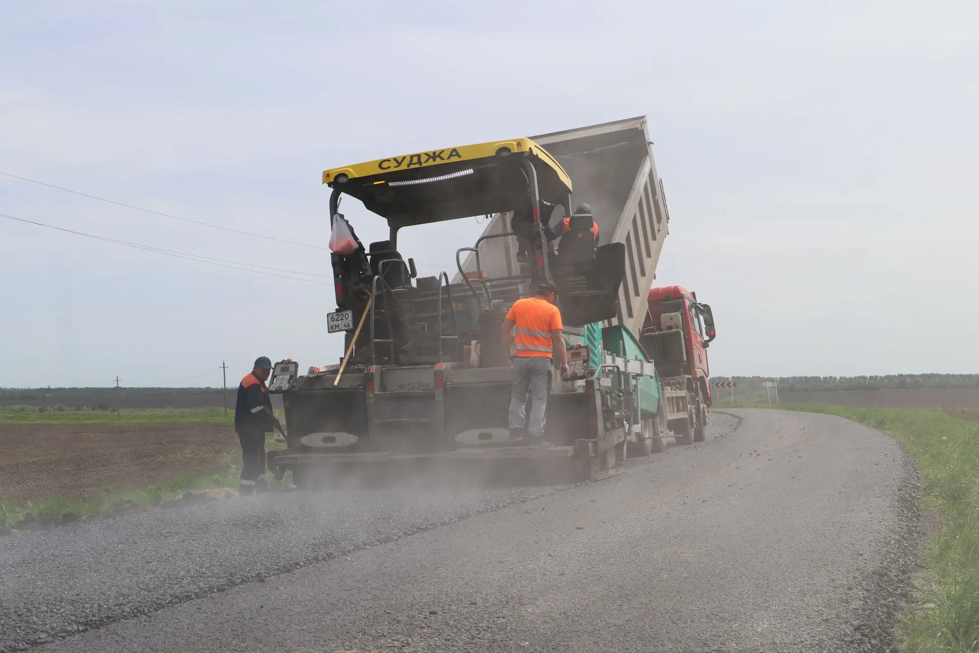 🚜В Курской области начались работы по укладке чёрного щебня на автодороге "Дьяконово —...