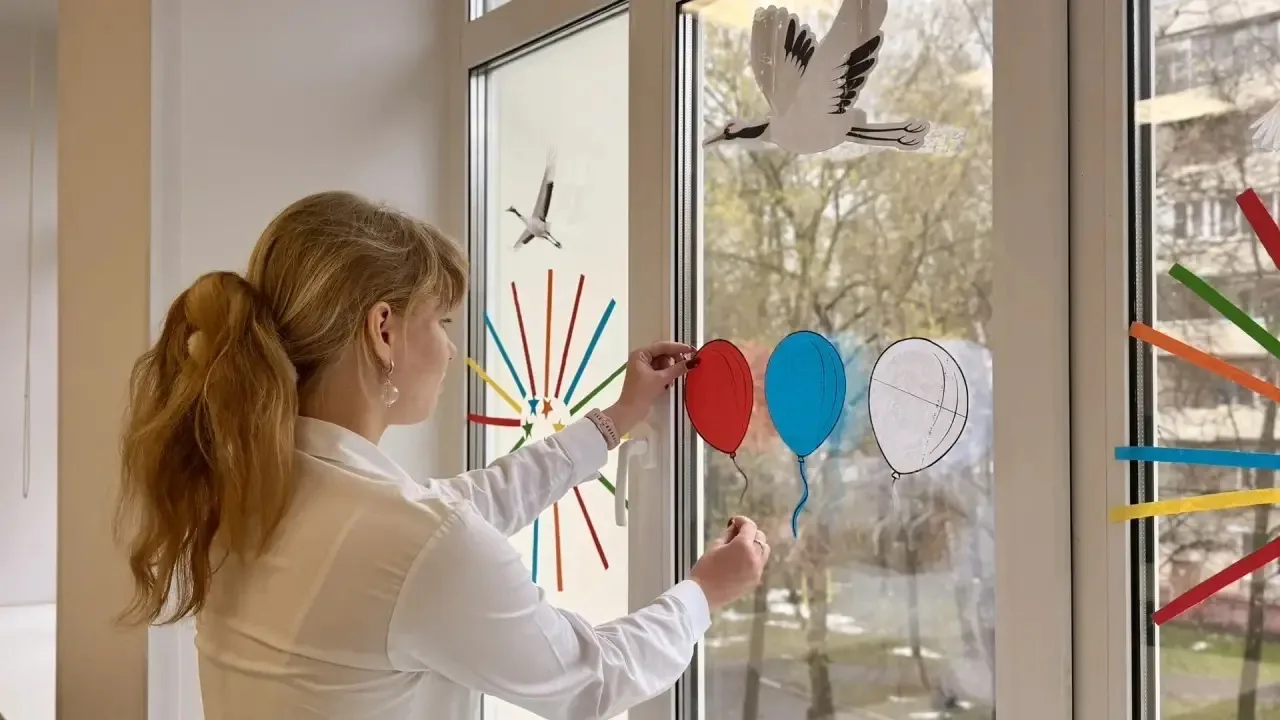 🕊️ Мы помним! МОУ СОШ №18 имени Подольских курсантов присоединяется к акции «Окна Победы».   В предд