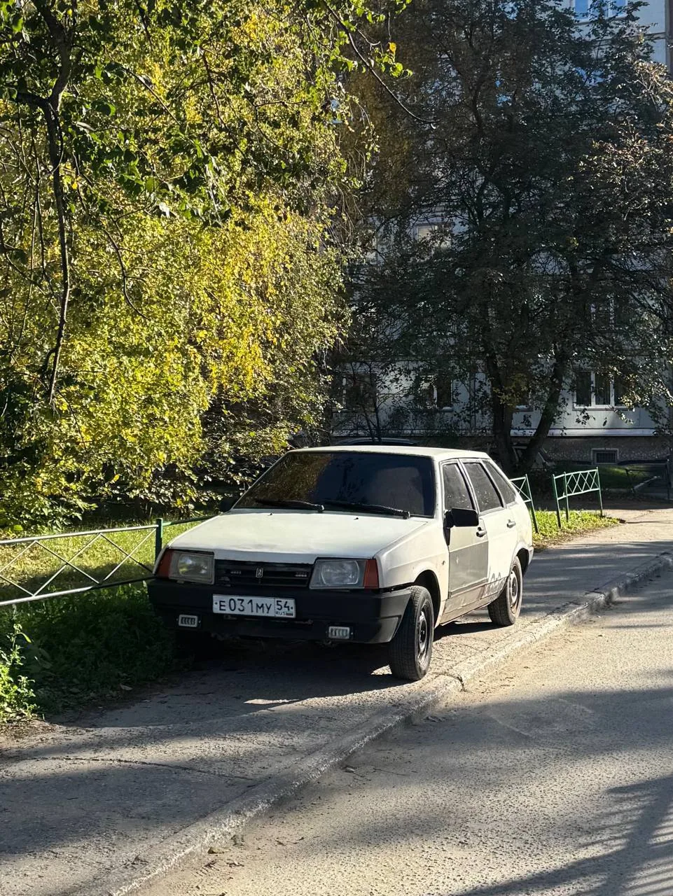 Добрый день. На въезде к детсаду на полевой 7 стоит автомобиль с гос. Номером Е031МУ. В...