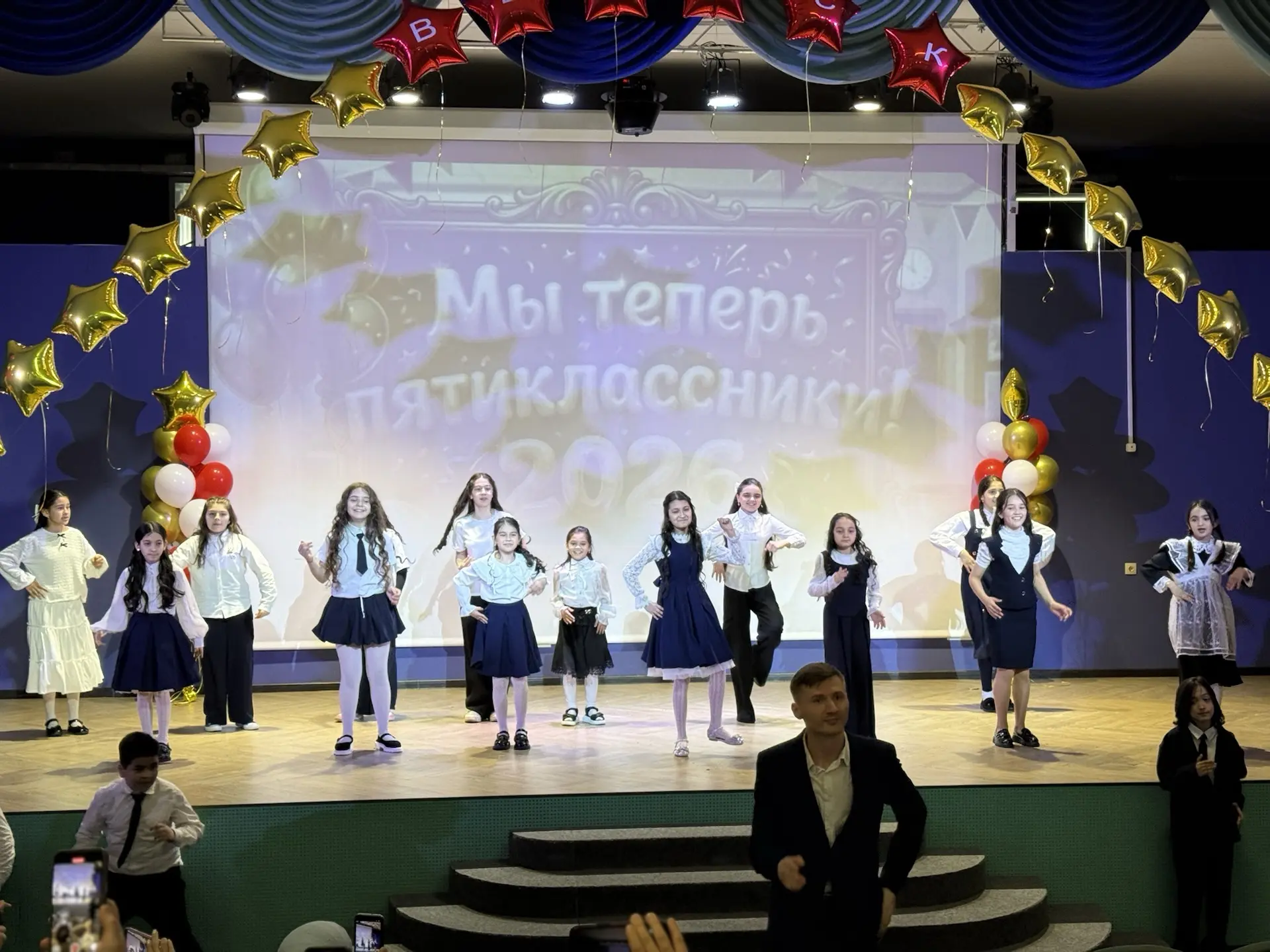 🚀 В добрый путь, 4 «Д» и 4 «Ж»!  В школе прошёл трогательный  выпускной у ребят 4 «Ж» и 4 «Д» классо