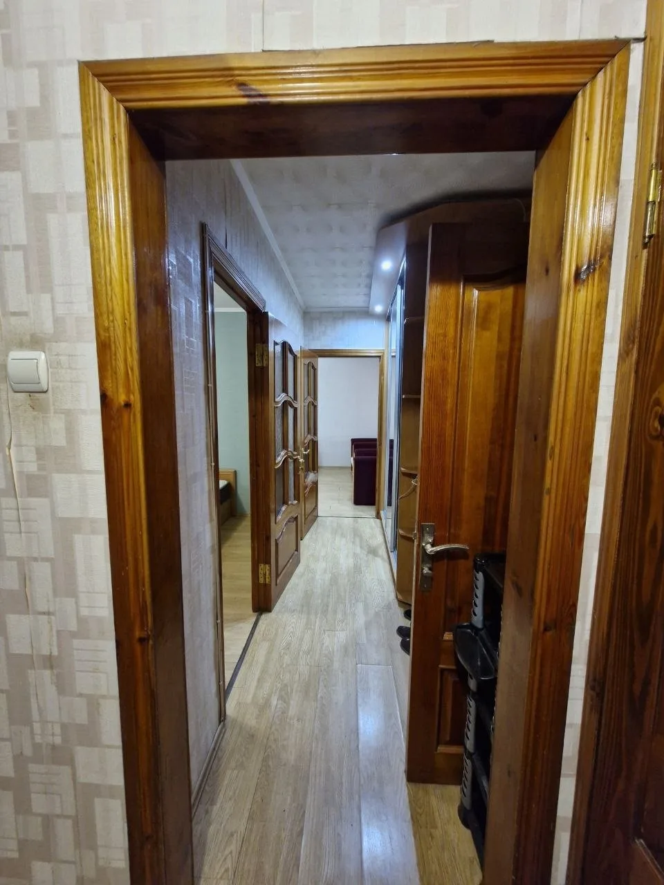 Продаётся 2-х ком. квартира в Центре, ул. Фрунзе, 2/9 эт., не угл., 56 кв. м, деревянна...
