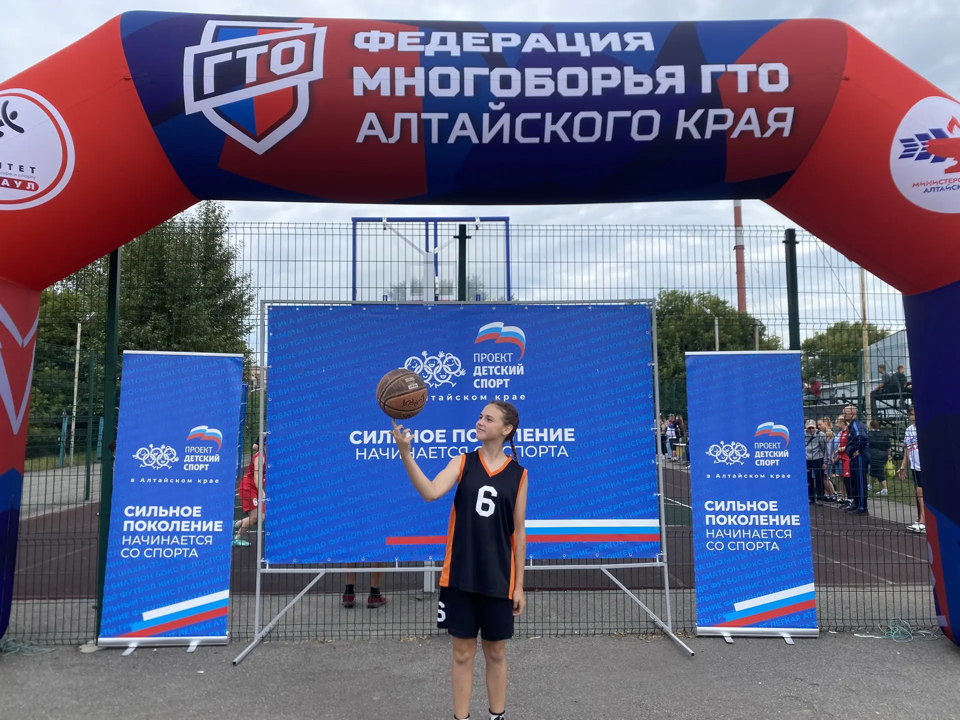 🇷🇺В День Государственного флага Российской Федерации на стадионе райцентра школьники ...