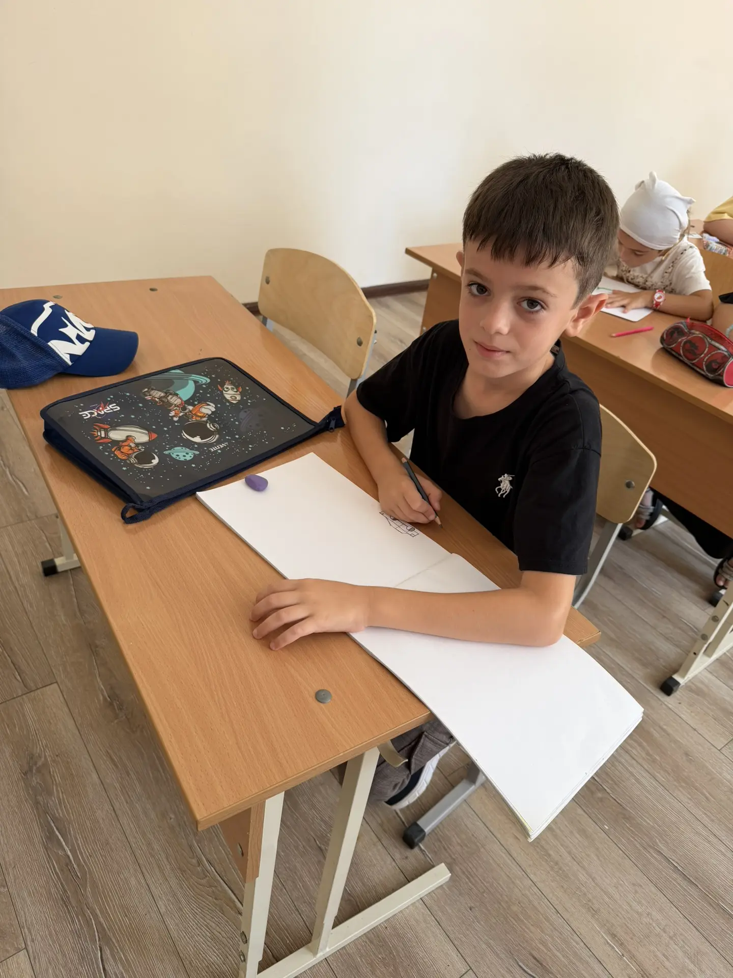 На летней площадке продолжаются увлекательные занятия по программам **«Солнечная палитра»**, **«Откр