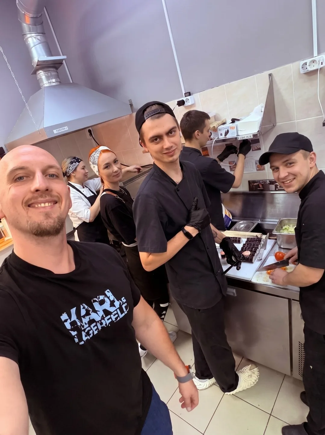 Всем привет 👋 мы кое-че опять придумали и не зря на кухне столько людей)