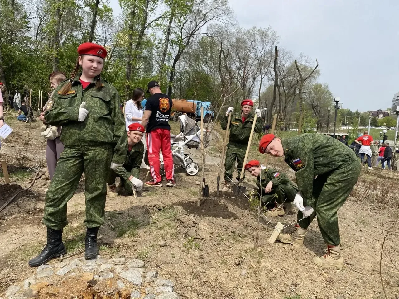 🌳 Сегодня на городских прудах прошла уже десятая, очень душевная акция «Подари ребёнку дерево»!  Был