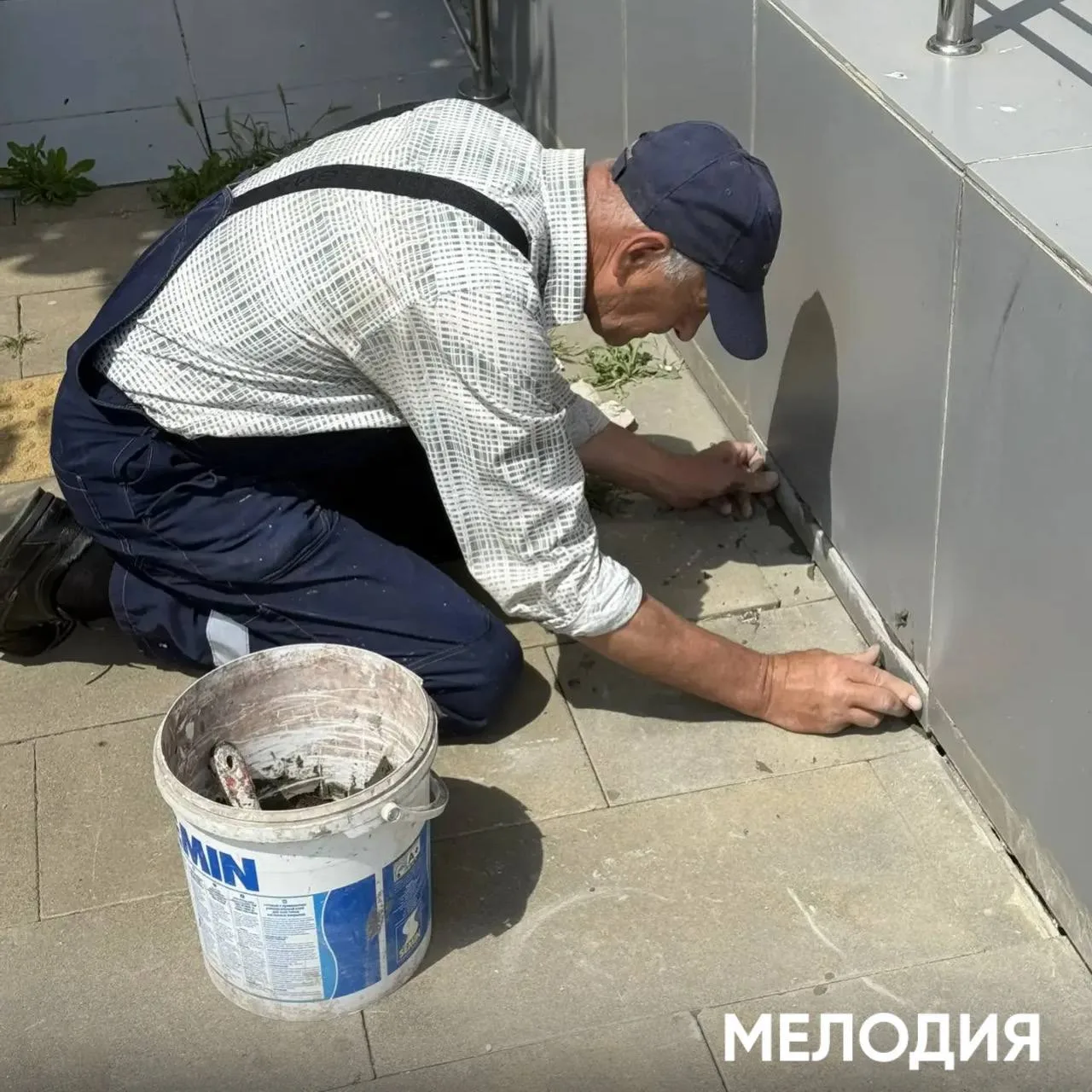 Провели работы по реставрации фасадной плитки на территории комплекса «Мелодия».