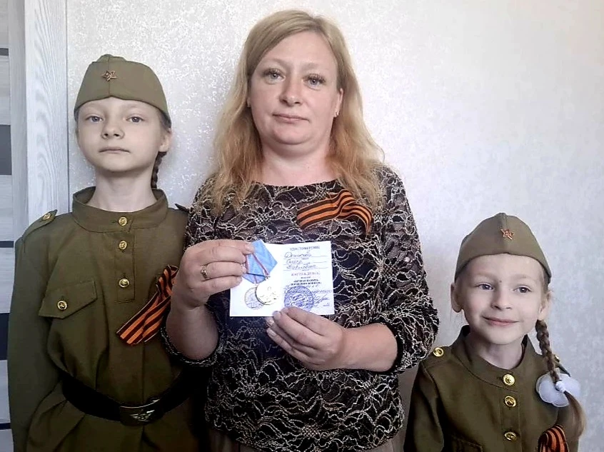 Памятная медаль - вдове героя СВО  В день Великой Победы ветераны СВО от имени Динского районного от