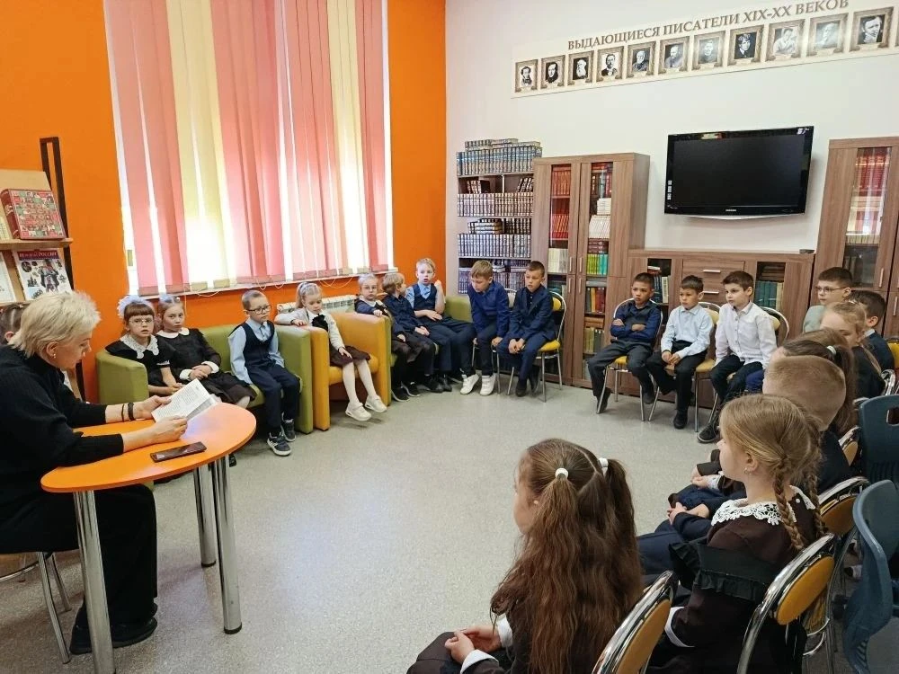 Продолжена реализация проекта "Читающая семья"  В конце учебной недели первоклассники снова принимал