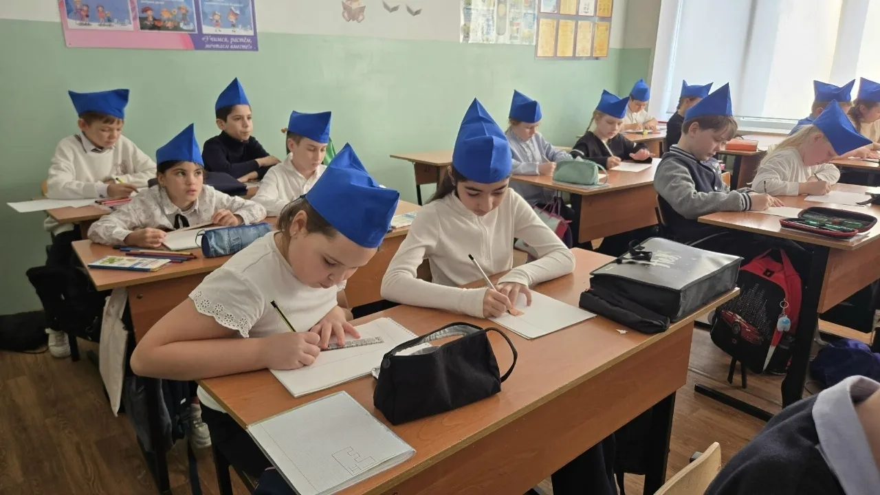 🌟 17 февраля в 3 «В» классе прошло увлекательное занятие «Орлёнок — Спортсмен»! 🌟 🏋️‍♂️ В этот день 