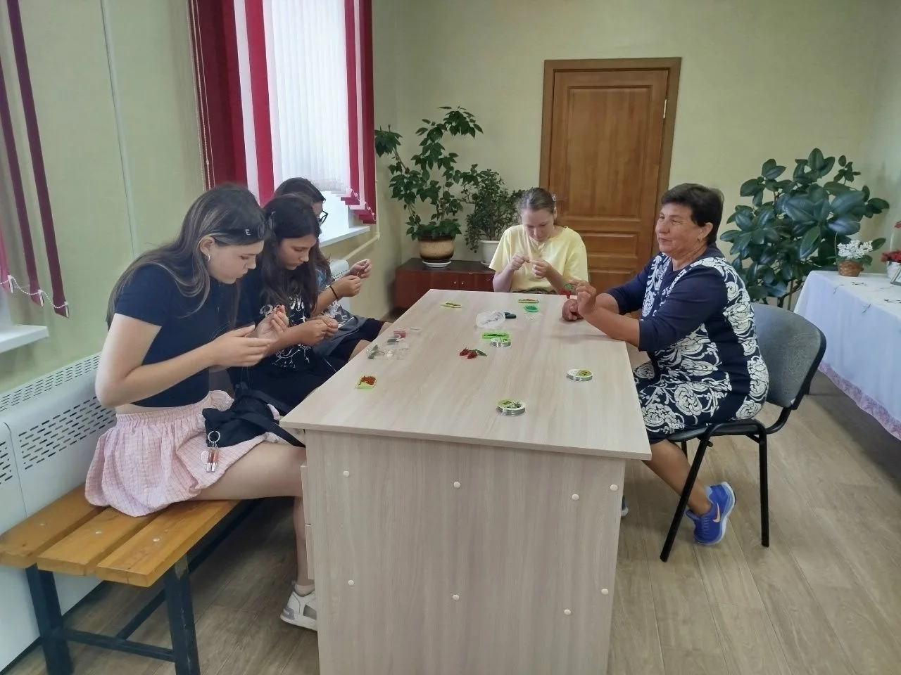 Сегодня в Федякинском СДК Любовь Астафьева провела мастер-класс по изготовлению броши "...