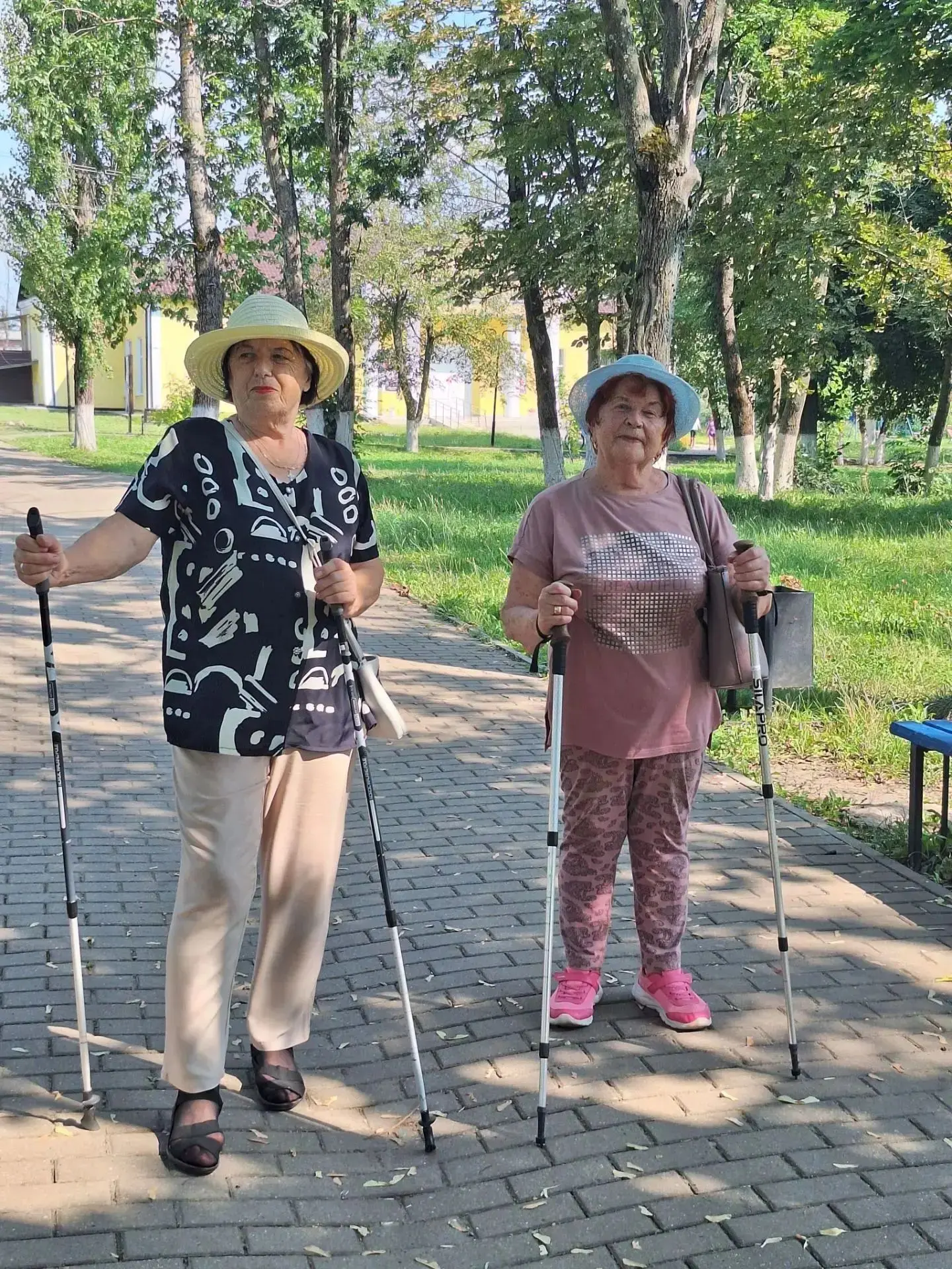✅ Участники Активного долголетия ОБУСО «КЦСОН Тимского района» собрались в нашем парке ...