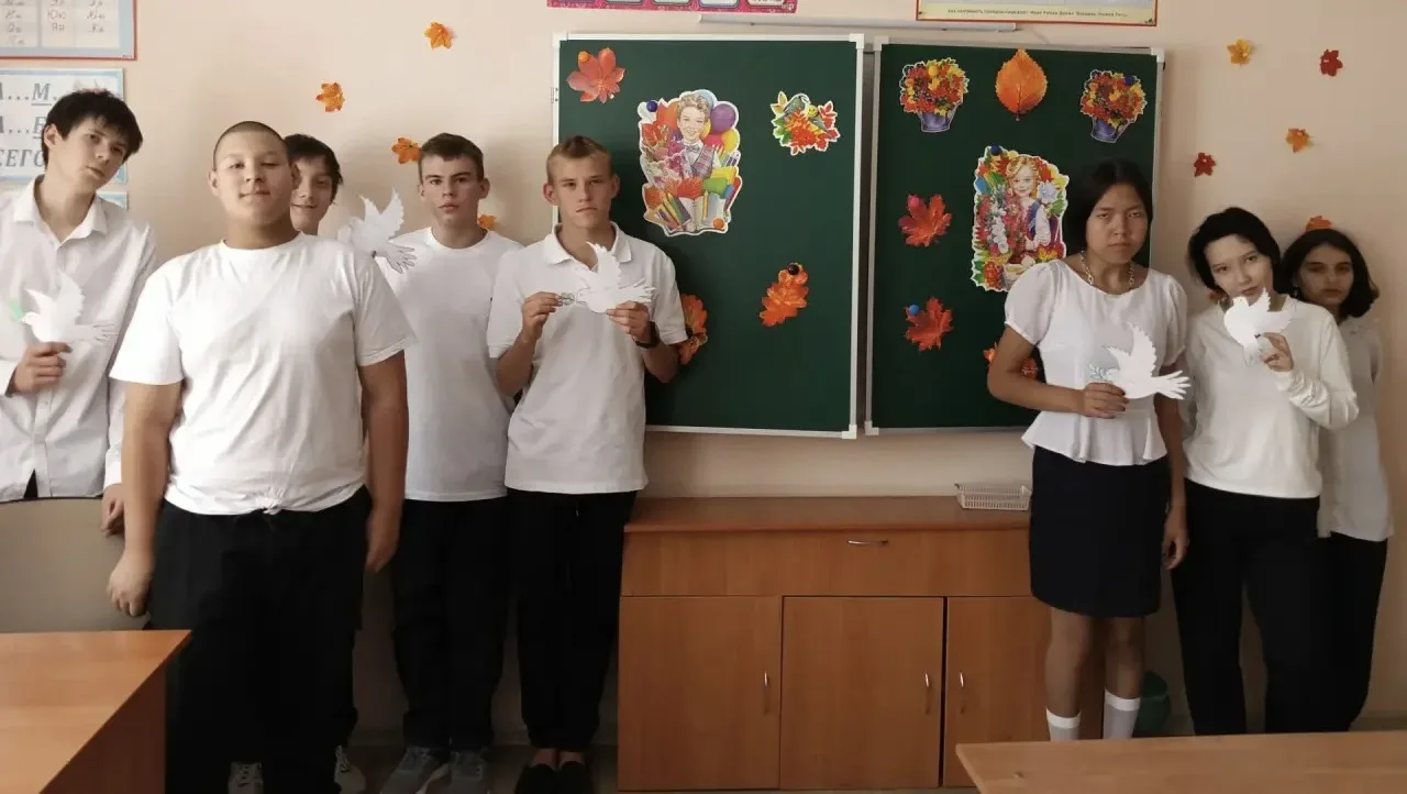 🌎🕊️Сегодня во всех классах нашей школы прошёл урок мира! Его тема — «Под чистым небом...