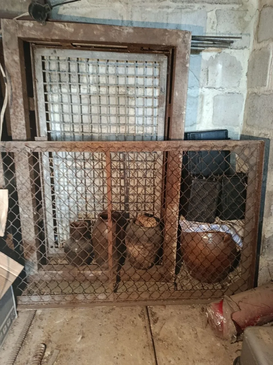 Дешево! Продам металлические двери с сеткой, рамы с сеткой. Сетка приварена к лутке. +7...