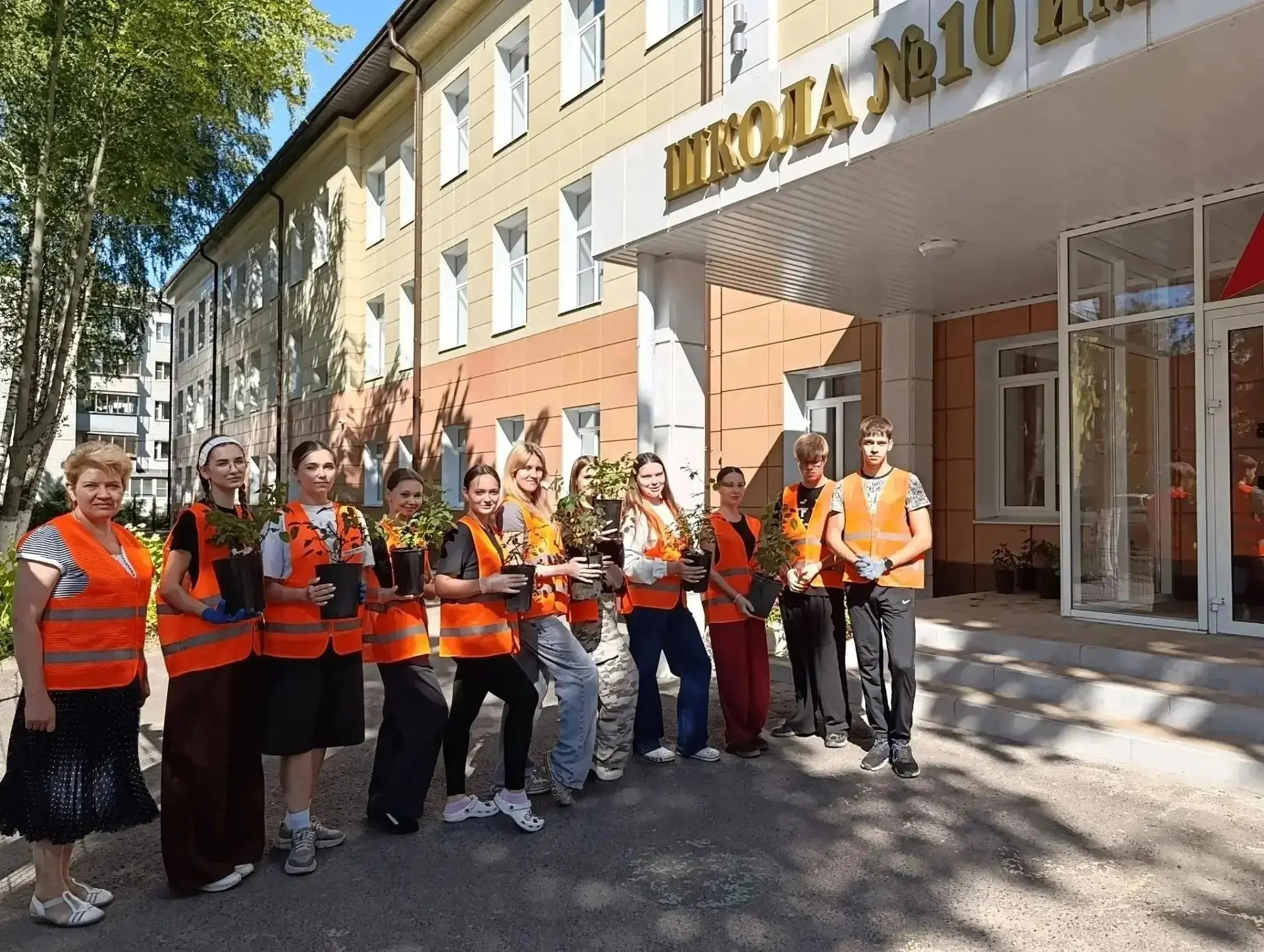 170 старшеклассников работают в трудовых бригадах курских школ