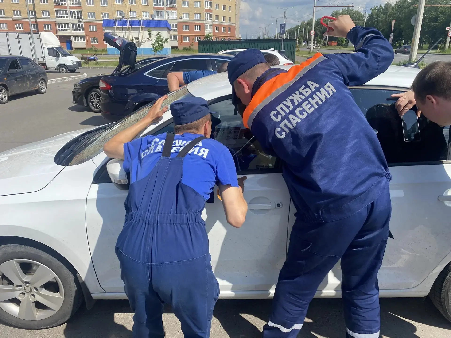 Ребёнка пришлось спасать из закрытого автомобиля.

Инцидент произошёл в микрорайоне «Новый город» в 