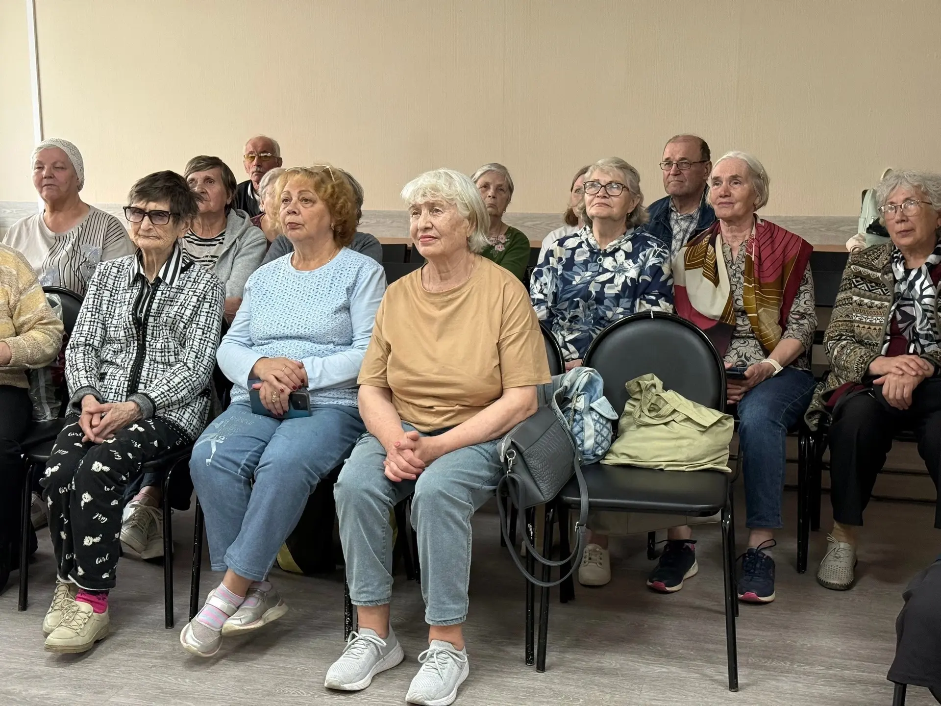 10 июня прошла встреча в клубе "Ветеран"

В первом выступлении руководитель народного ансамбля жесто