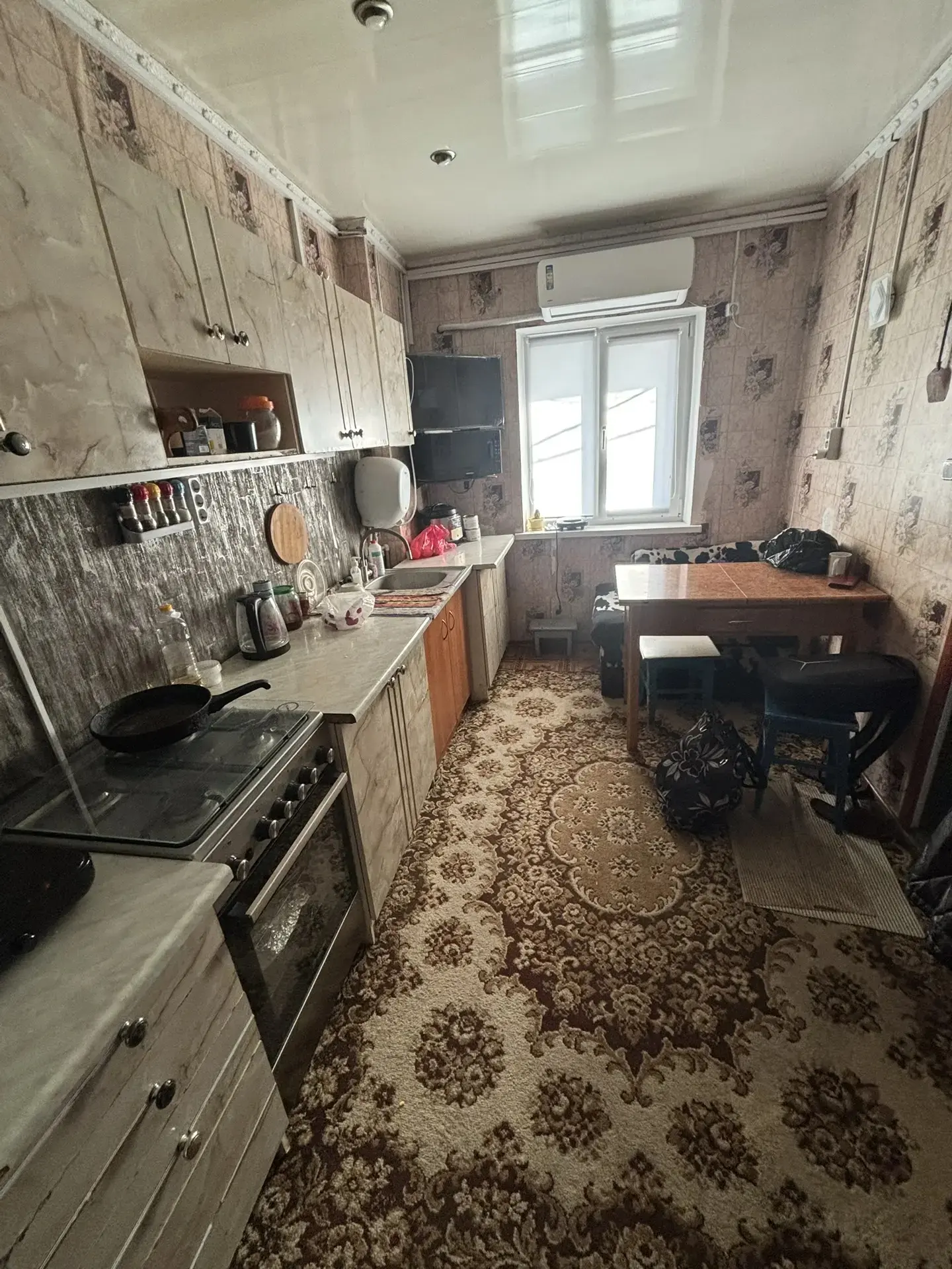Продам часть дома на пос мирном, в доме две комнаты, везде натяжные потолки. Кухня, санузел (душевая