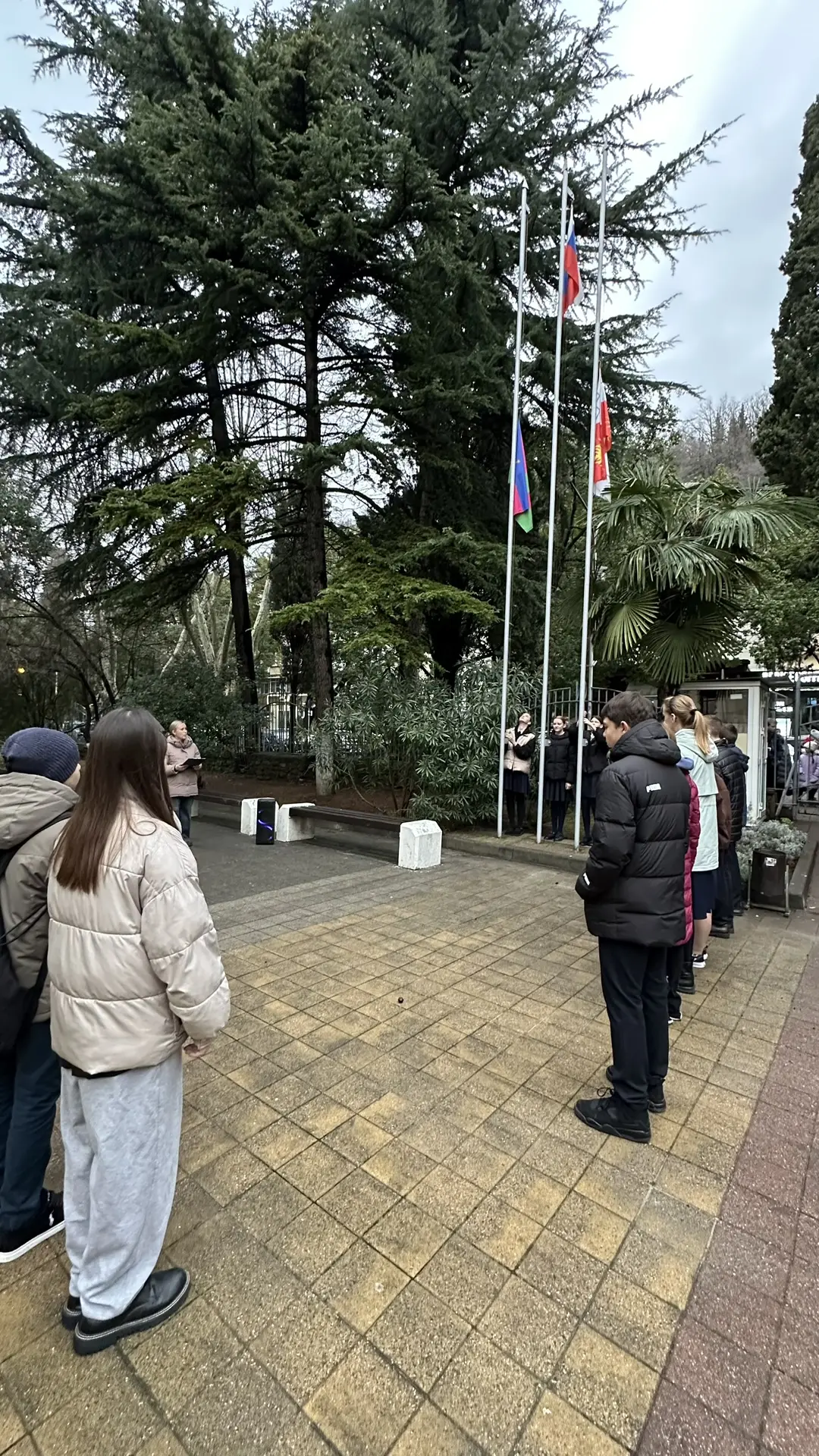 Неделя в нашей школе началась с традиционного поднятия флагов и исполнения гимна Российской Федераци