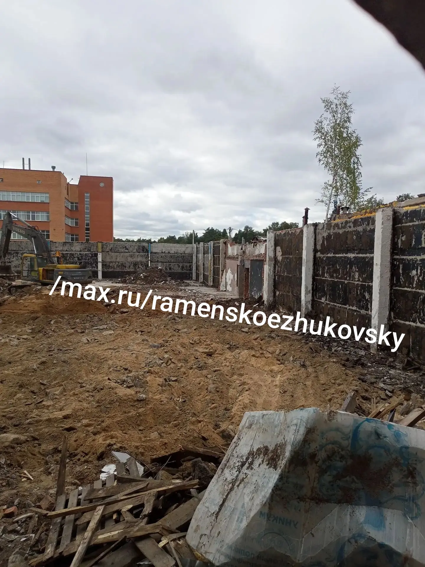 На ул.Королёва снесли до основания двухэтжное здание ночного клуба культурной алкашки "...