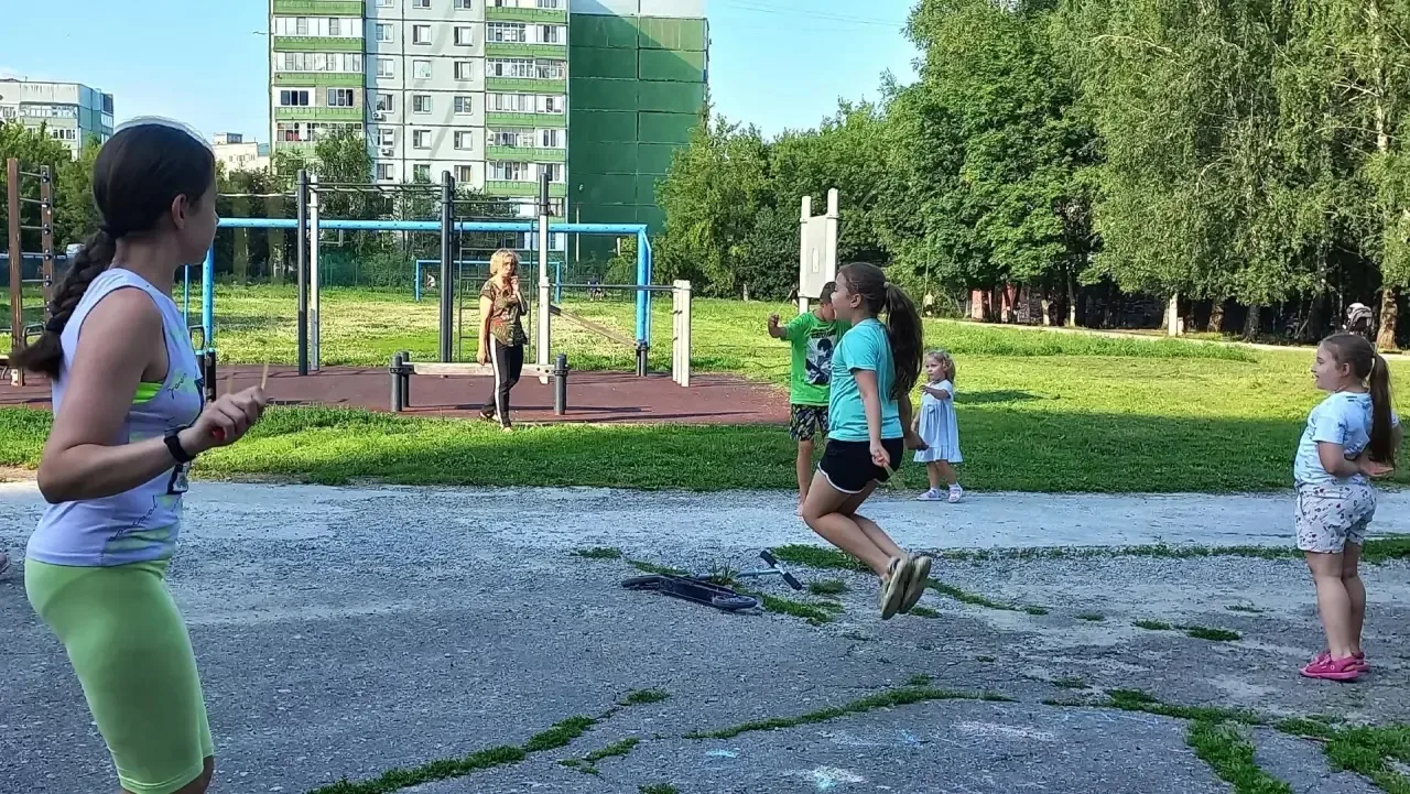 Пришкольная спортивная площадка «Ассорти» давно стала любимым местом для активного отдыха наших учен