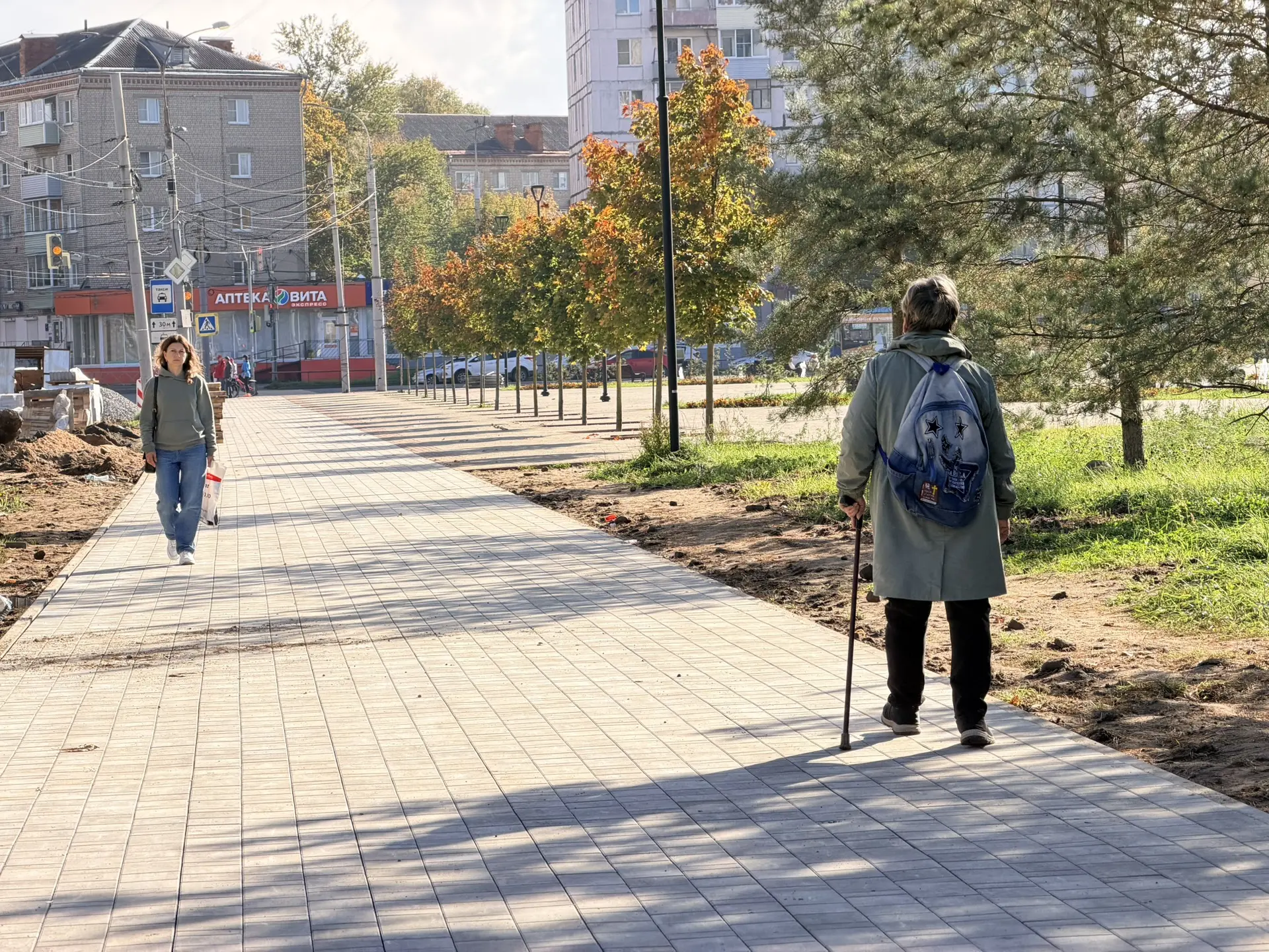 По периметру площади Маршала Жукова делаем удобный и красивый тротуар. Работы близятся ...