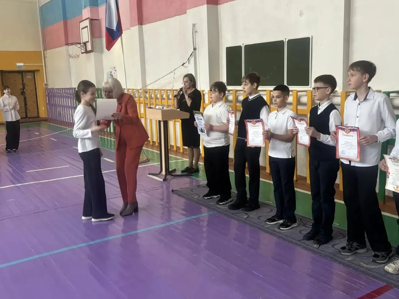 ✨ЛИНЕЙКА ПОДНЯТИЯ ФЛАГА РФ🇷🇺 ✨Новая учебная неделя традиционно началась с торжественной линейки подн