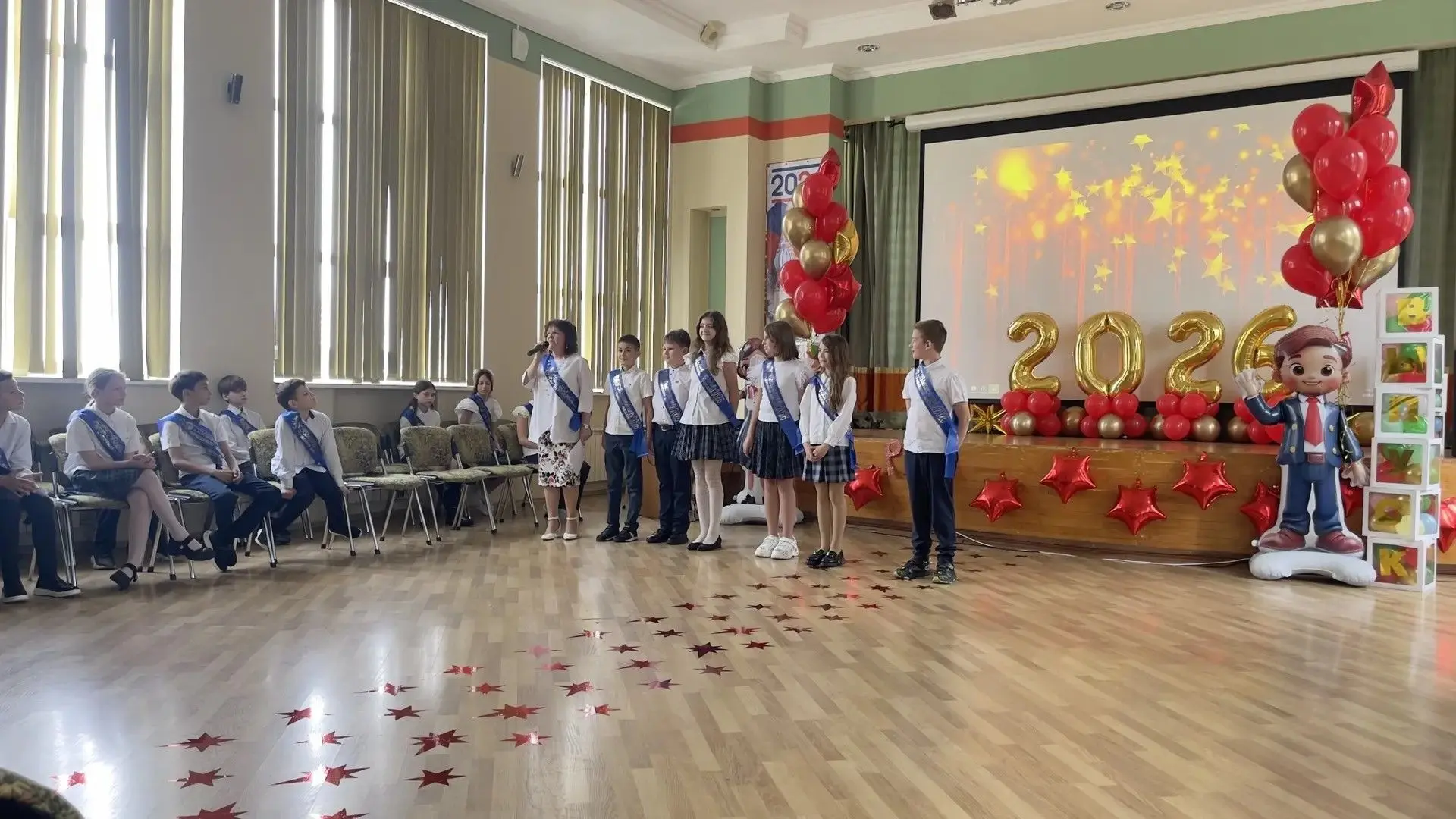 Ну вот и начались выпускные! 🎓✨ 🌹🌹🌹Поздравляем наших замечательных четвероклассников из 4А класса (к