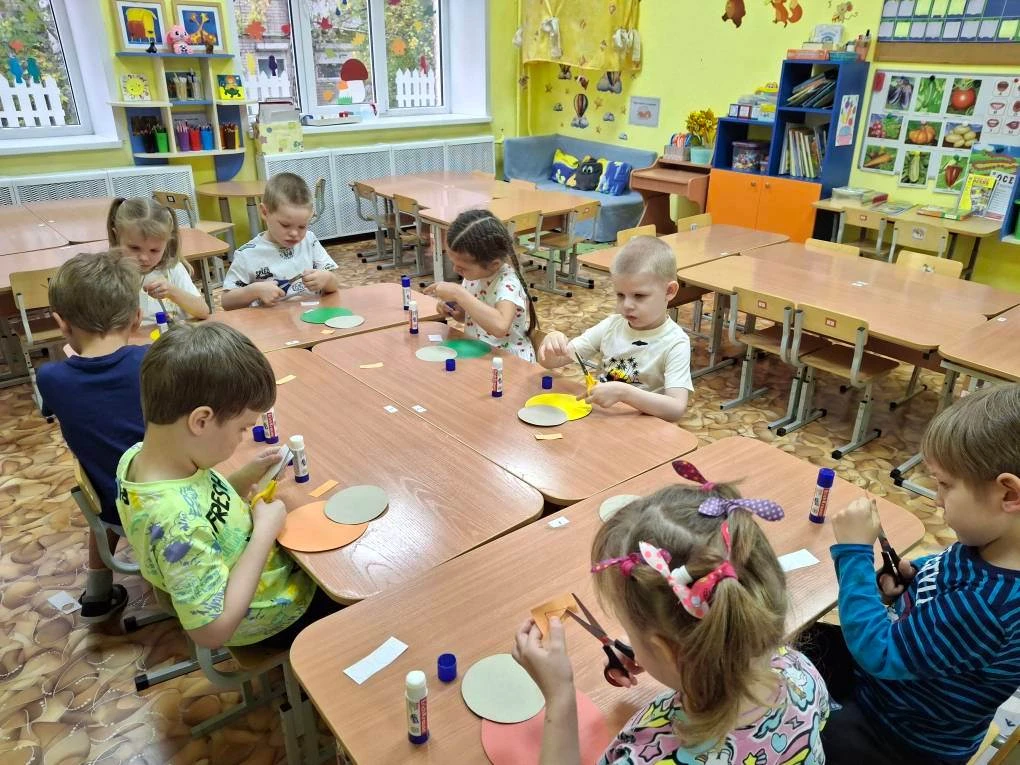 🐝Сегодня в гостях у «Пчёлок» было настоящее творчество — они создавали огородное чучел...