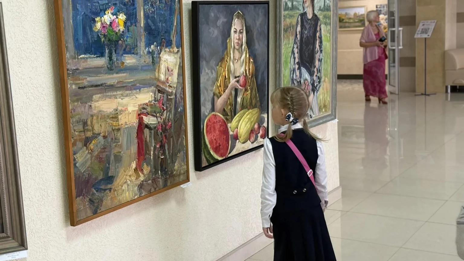 В Центральной библиотеке Крыма состоялось открытие выставки «Крым – земля традиций!».