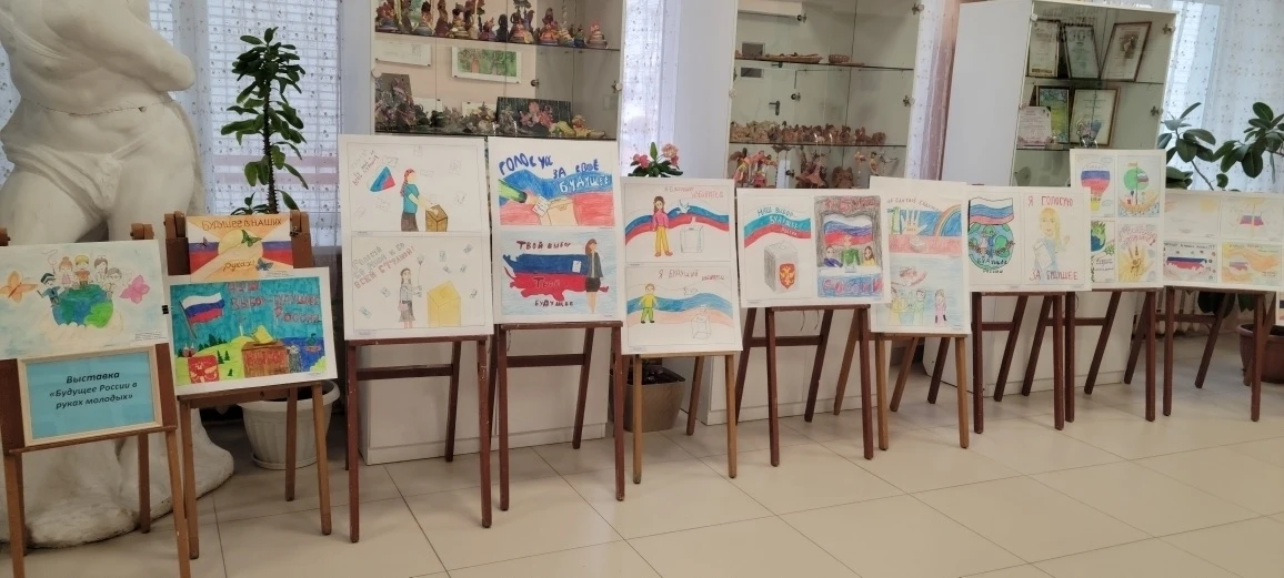 🎨 Будущее России в руках молодых: в Детской школе искусств прошла выставка-конкурс рисунков  В Детск