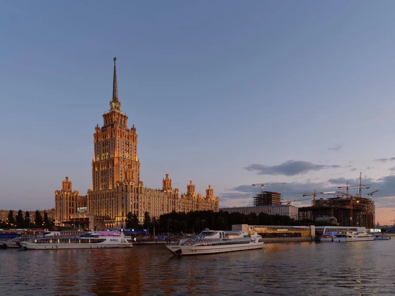 Продолжаем рубрику по средам – #Фотографы_Москвы – и сегодня у нас подборка от архитектурного фотогр