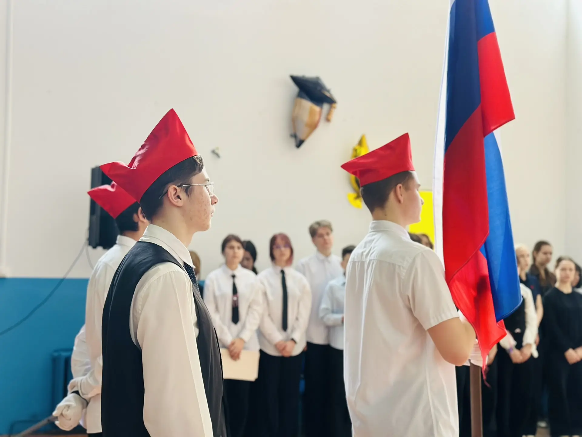 Торжественная линейка, «Голос Памяти» и космические дали 🚀  Сегодня утро в школе началось с традиции