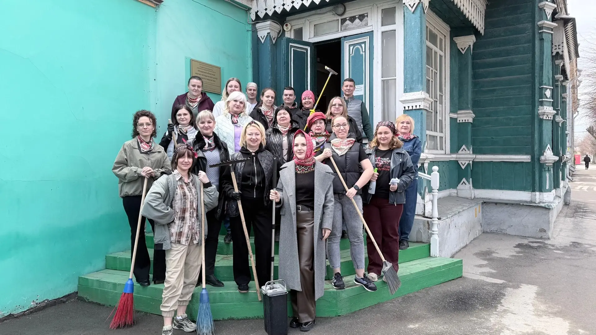 Сегодня сотрудники центра народного творчества вышли на культурный субботник!🌿

Под песню «Нам песн