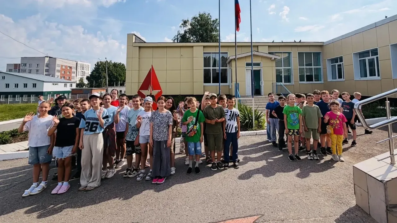 🇷🇺 Вчера в пришкольном лагере «Патриот» царила особенная атмосфера. День начался с торжественной ц