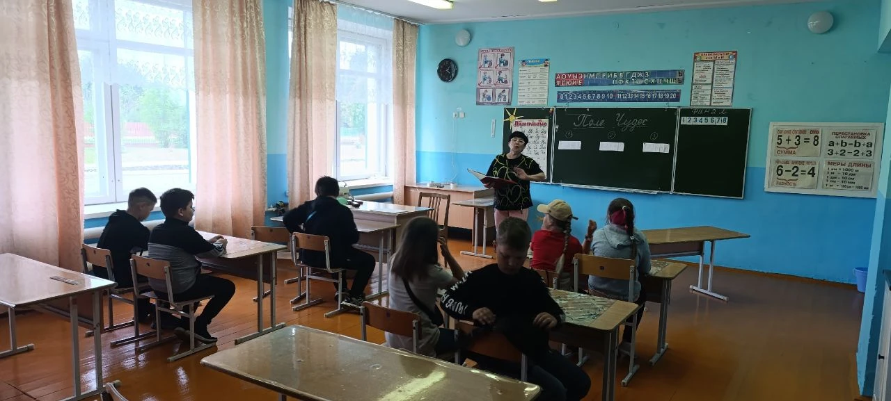 **🎡 Поле чудес в нашей школе: призы вручаются!**