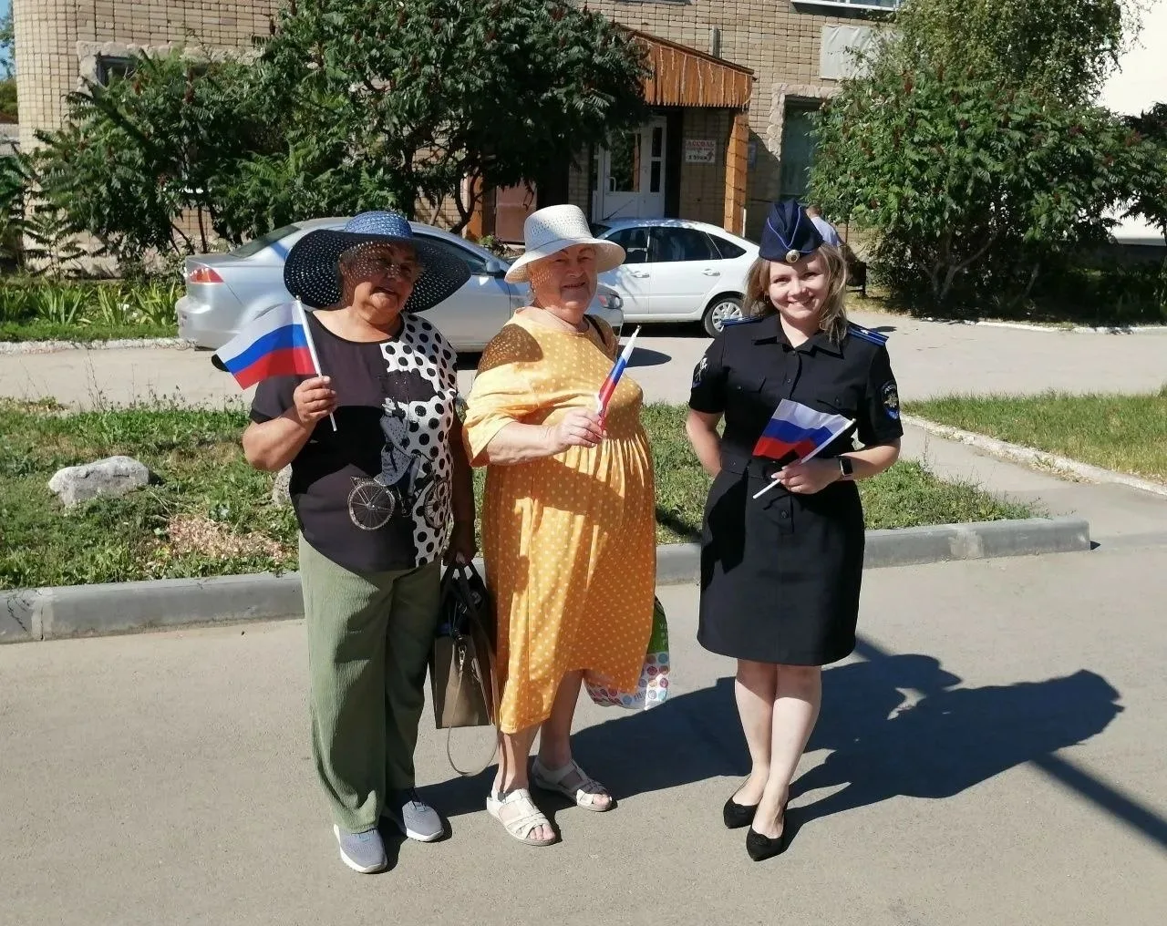 Сотрудники полиции поздравили жителей, дошкольников и водителей с Днём флага России.