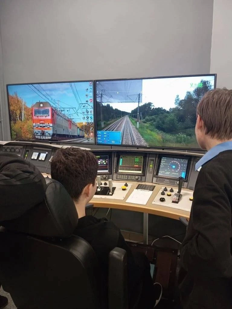 🚆 ПОЕЗДКА В КОЛЛЕДЖ МОСКОВСКОГО ТРАНСПОРТА   8 апреля ученики 9-Е и 9-К классов посетили Колледж Мос