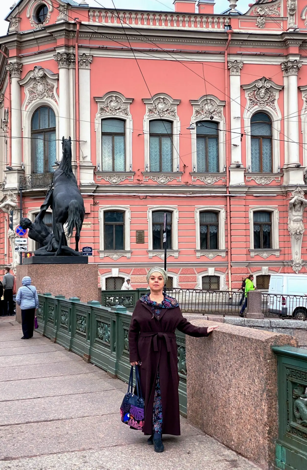 В такой же пасмурный день тридцать пять лет назад я остановилась на этом мосту.