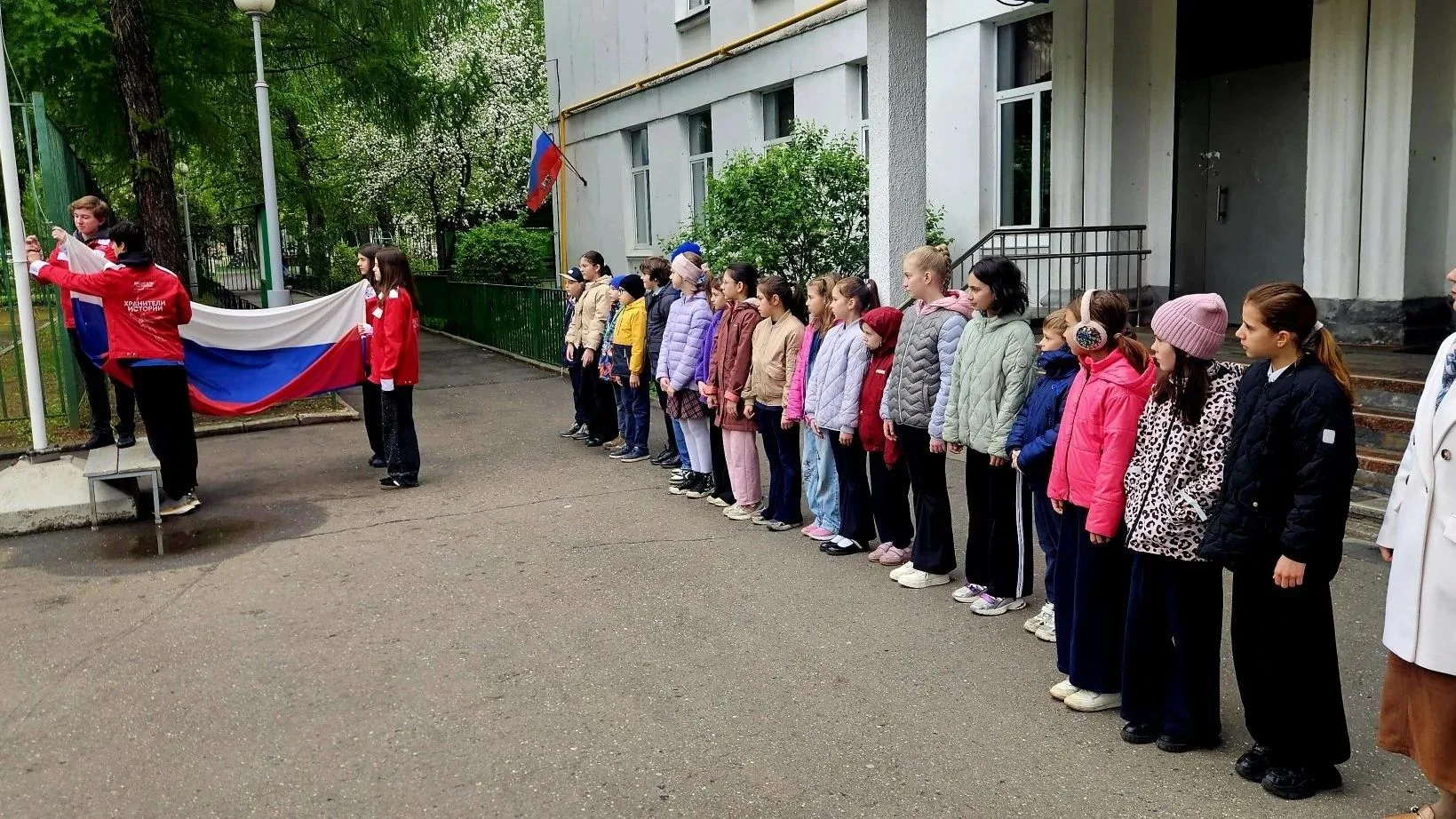 ✨ПОДНЯТИЕ ФЛАГА    🇷🇺Новая учебная неделя началась с традиционной церемонии поднятия флага Российско
