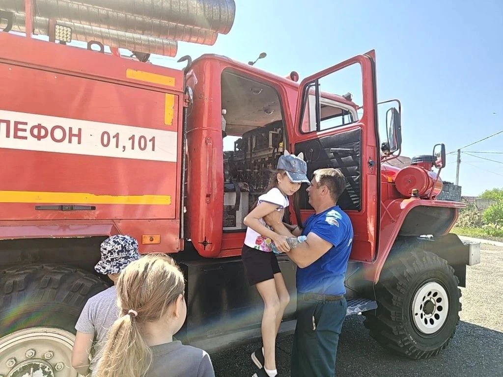 Когда пожарная машина приезжает в гости! 🚒 🔥 
Сегодня наш лагерь превратился в настоящую площадку 
