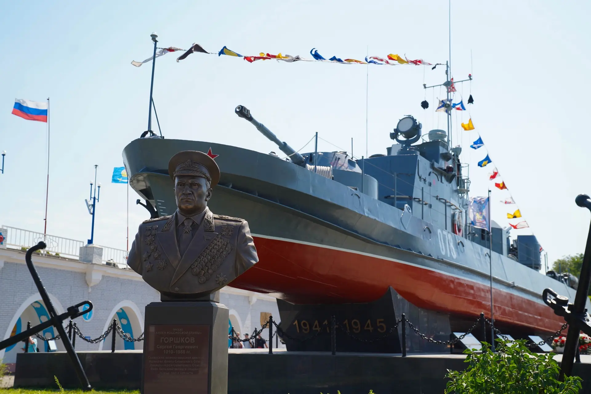 С Днём Военно‑Морского Флота России!

Торжественное возложение цветов прошло у памятника «Военный ка